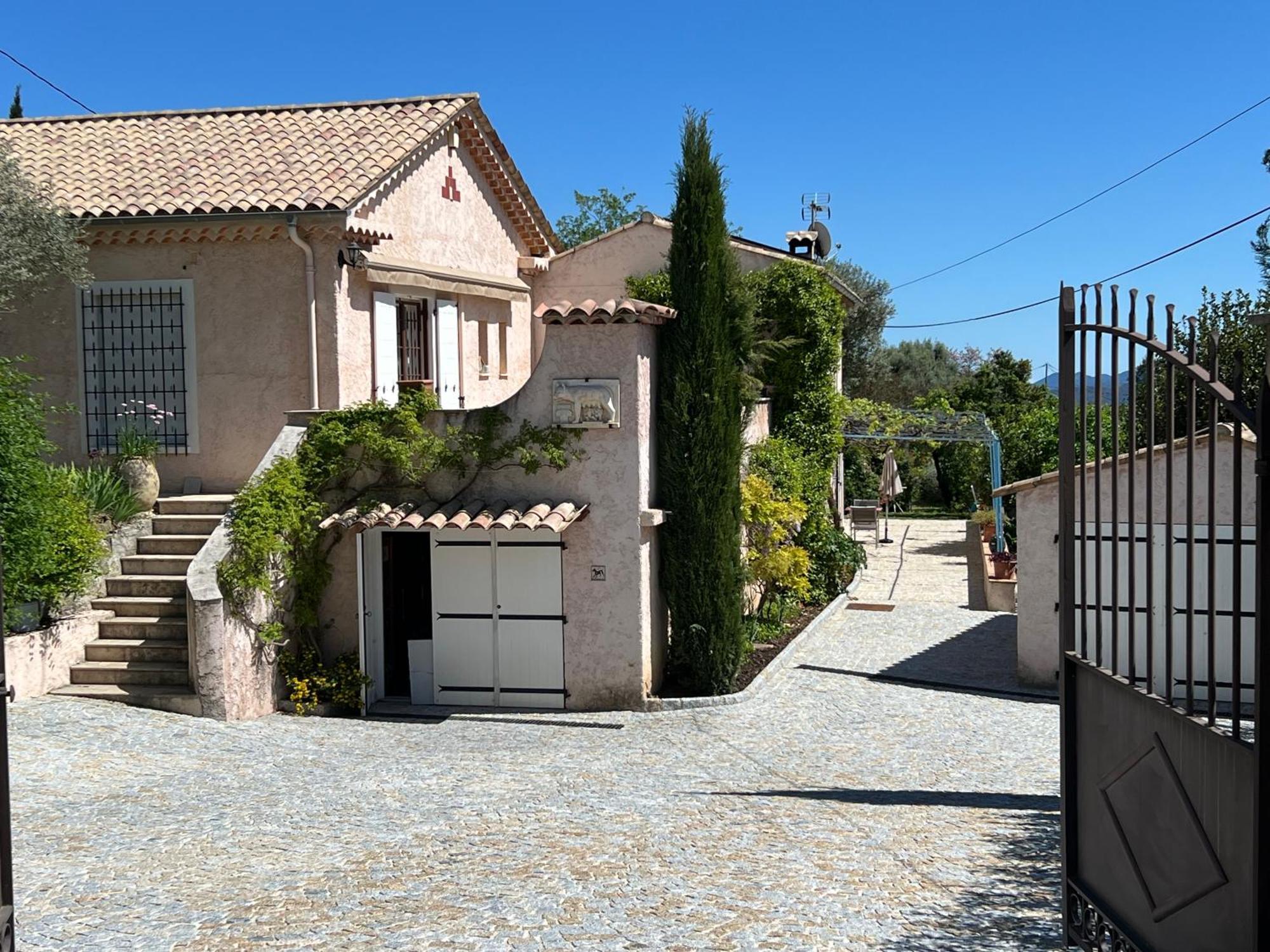 Le Nid Des Arts Bed and Breakfast Tourrettes Εξωτερικό φωτογραφία