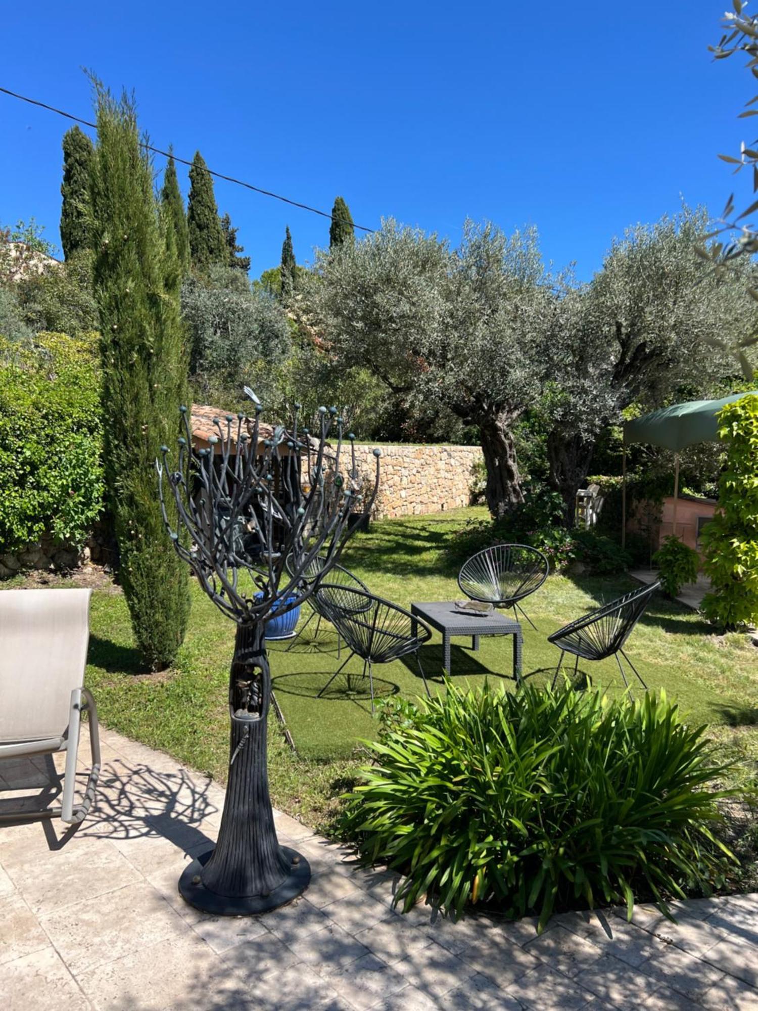 Le Nid Des Arts Bed and Breakfast Tourrettes Εξωτερικό φωτογραφία